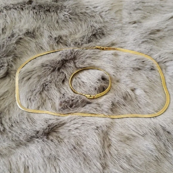 Elegant Gold Necklace and Bracelet Set - Picture 2 of 4